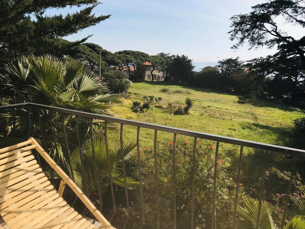Hotel Almanarre Plage - Hotel Eco-Responsable Face A La Mer Hyeres Bagian luar foto